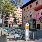 Imagen de archivo de una estación de servicio de bicicletas. Imagen de archivo de una estación de servicio de bicicletas.