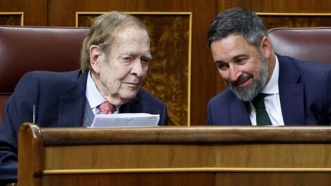 El profesor Ram&oacute;n Tamames (i) conversa con el l&iacute;der de Vox, Santiago Abascal, durante el debate de la moci&oacute;n de censura.