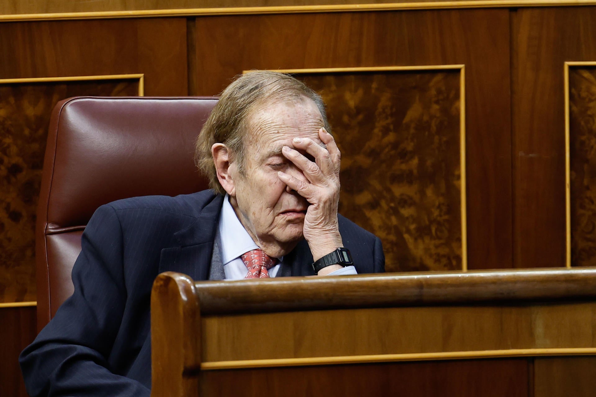 Ramón Tamames vende ya un libro con su discurso de la moción de censura Ramón Tamames vende ya un libro con su discurso de la moción de censura