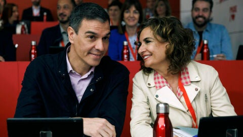 Pedro S&aacute;nchez y Mar&iacute;a Jes&uacute;s Montero durante un acto del PSOE