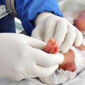 Un sanitario atendiendo a un bebé recién nacido