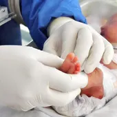 Denuncian a la Junta de Andalucía tras descubrir que su bebé nacido in vitro no es hijo biológico de los dos Denuncian a la Junta de Andalucía tras descubrir que su bebé nacido in vitro no es hijo biológico de los dos