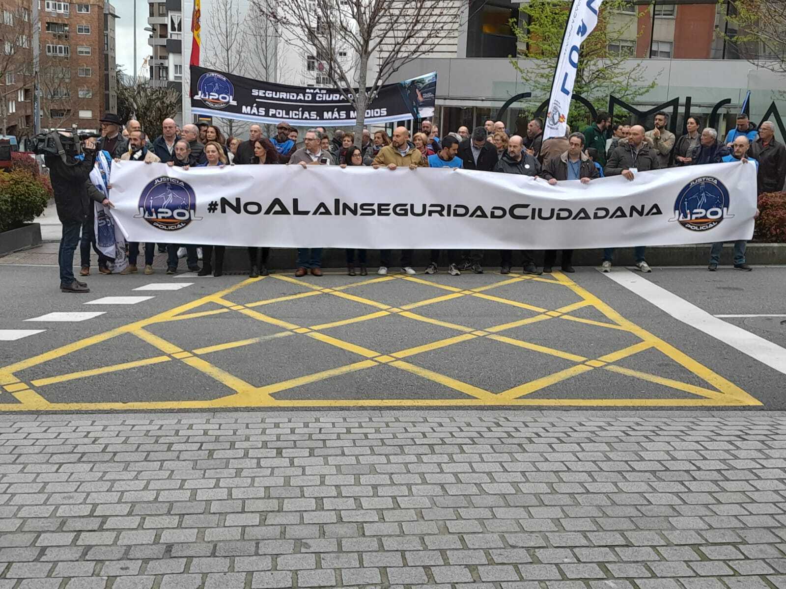 Los sindicatos policiales exigen más efectivos para la Comisaría de la Policía Nacional de Vigo. Los sindicatos policiales exigen más efectivos para la Comisaría de la Policía Nacional de Vigo.