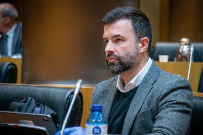 Quién es Pablo Cambronero, el único diputado fuera de Vox que ha votado a favor de Ramón Tamames Quién es Pablo Cambronero, el único diputado fuera de Vox que ha votado a favor de Ramón Tamames