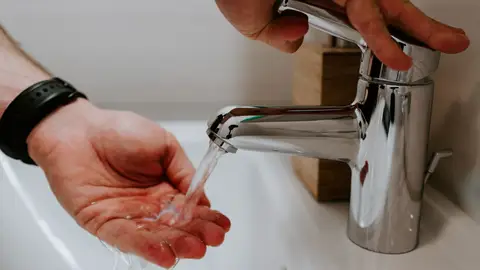 Imagen de archivo de un grifo de agua. Imagen de archivo de un grifo de agua.