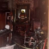Bomberos sofocan un incendio en una vivienda de l'Alcúdia y rescatan sin vida a un perro