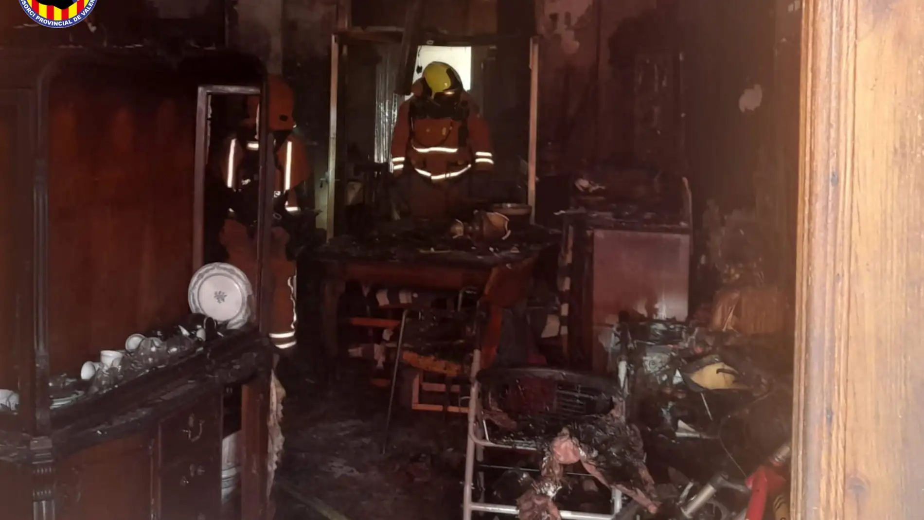 Bomberos sofocan un incendio en una vivienda de l'Alcúdia y rescatan sin vida a un perro