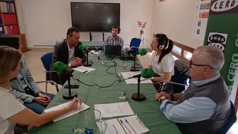 Técnicos de Aigües d'Elx, su gerente y el alcalde de Elche en la sede de Aigües d'Elx Técnicos de Aigües d'Elx, su gerente y el alcalde de Elche en la sede de Aigües d'Elx