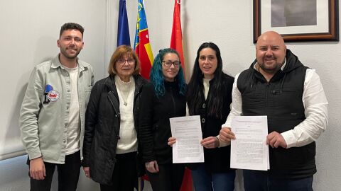 El alcalde de Gilet, Salva Costa, junto a representantes de ADAG