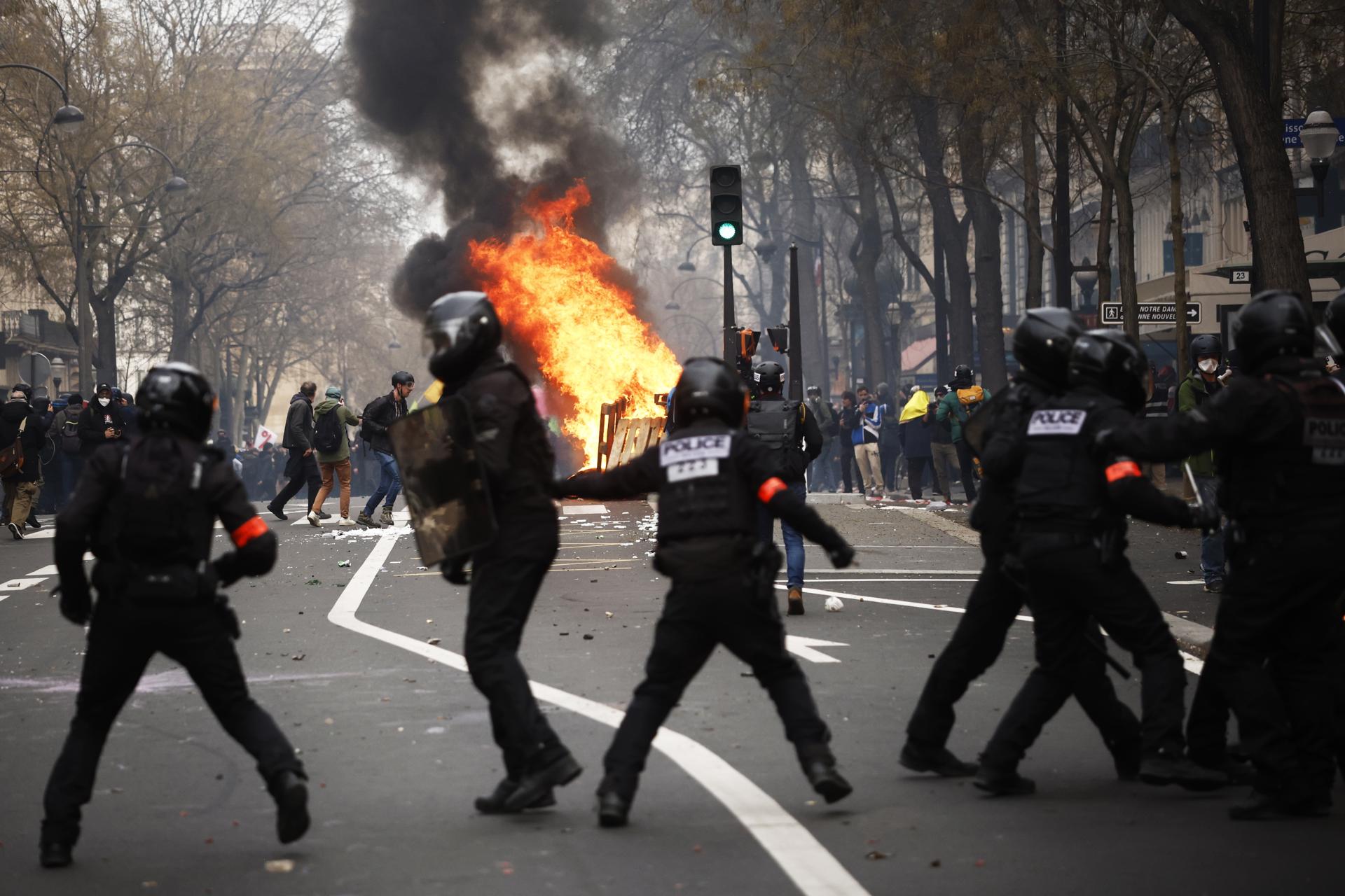 Disturbios en la novena jornada de protestas en Francia contra la polémica reforma de pensiones de Macron Disturbios en la novena jornada de protestas en Francia contra la polémica reforma de pensiones de Macron