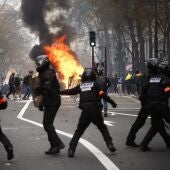 Nueva jornada de disturbios en París por la reforma de pensiones.