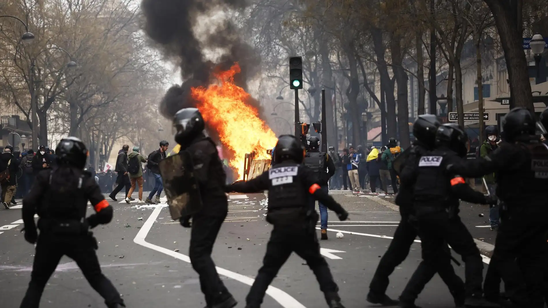 Nueva jornada de disturbios en París por la reforma de pensiones.