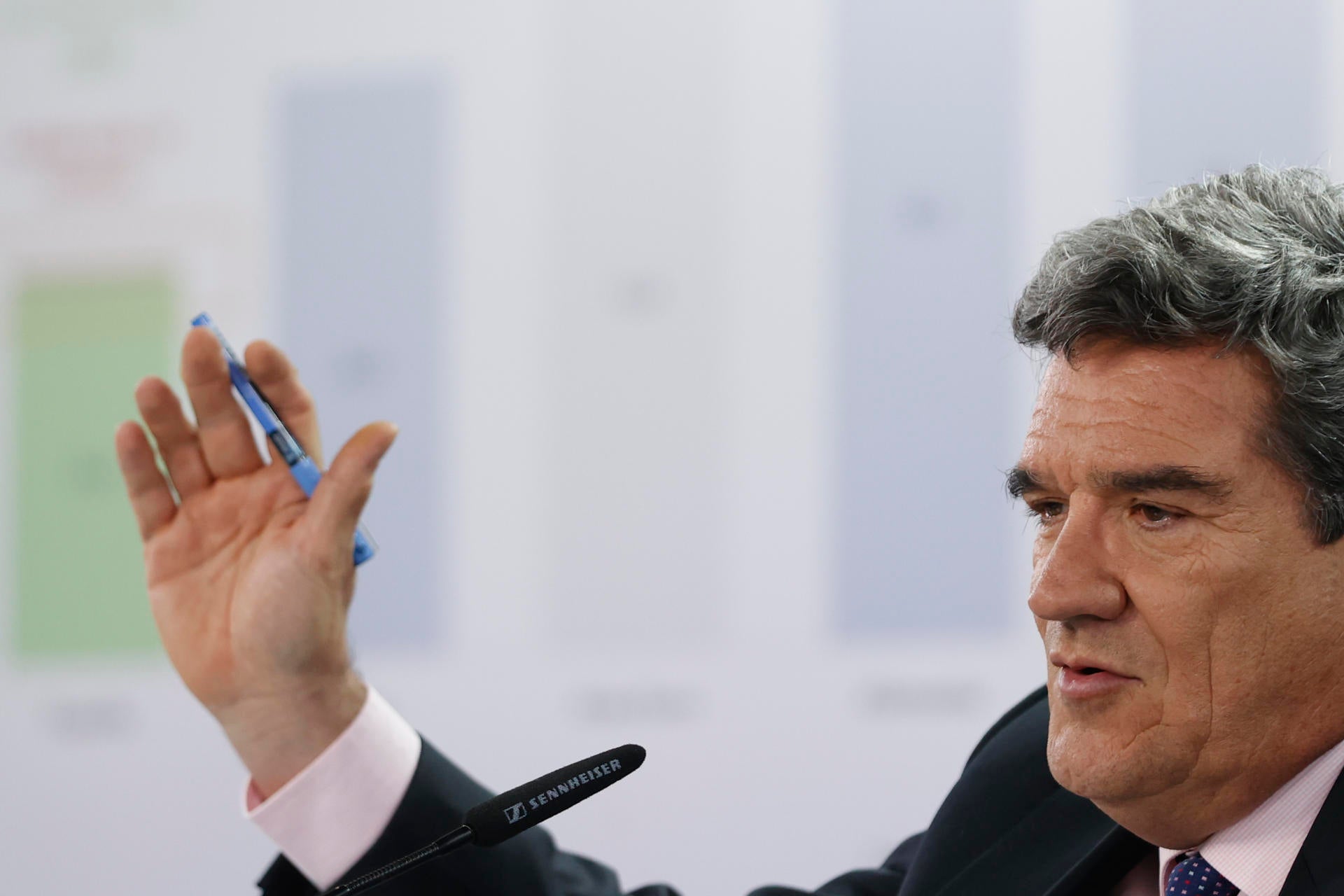 Rifirrafe entre Escrivá y Feijóo en Bruselas por la reforma de pensiones: "Es de falta de patriotismo" Rifirrafe entre Escrivá y Feijóo en Bruselas por la reforma de pensiones: "Es de falta de patriotismo"