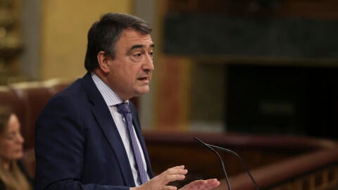 Aitor Esteban durante su intervenci&oacute;n en la moci&oacute;n de censura