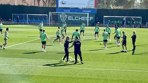El técnico argentino Sebastián Beccacece dirige su segunda sesión en el Elche con las ausencias de Boyé, Palacios, Roco y Magallán El técnico argentino Sebastián Beccacece dirige su segunda sesión en el Elche con las ausencias de Boyé, Palacios, Roco y Magallán