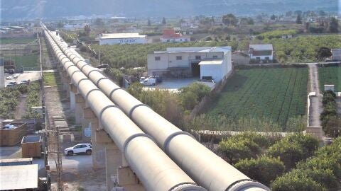 Archivo - Tubos del canal del trasvase en el sifón de Orihuela - 