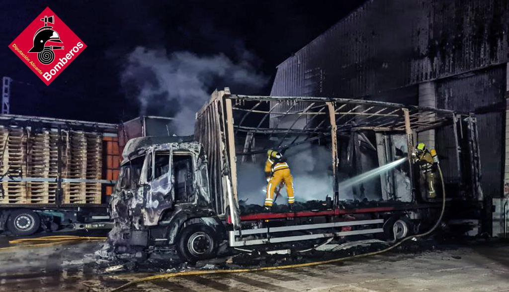 Un incendio de madrugada calcina dos vehículos en una fábrica de la localidad alicantina de Ibi Un incendio de madrugada calcina dos vehículos en una fábrica de la localidad alicantina de Ibi