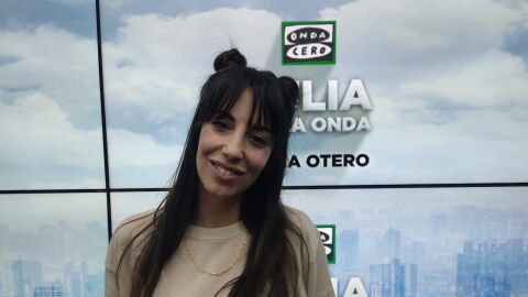 Almudena Cid en los estudios de Onda Cero