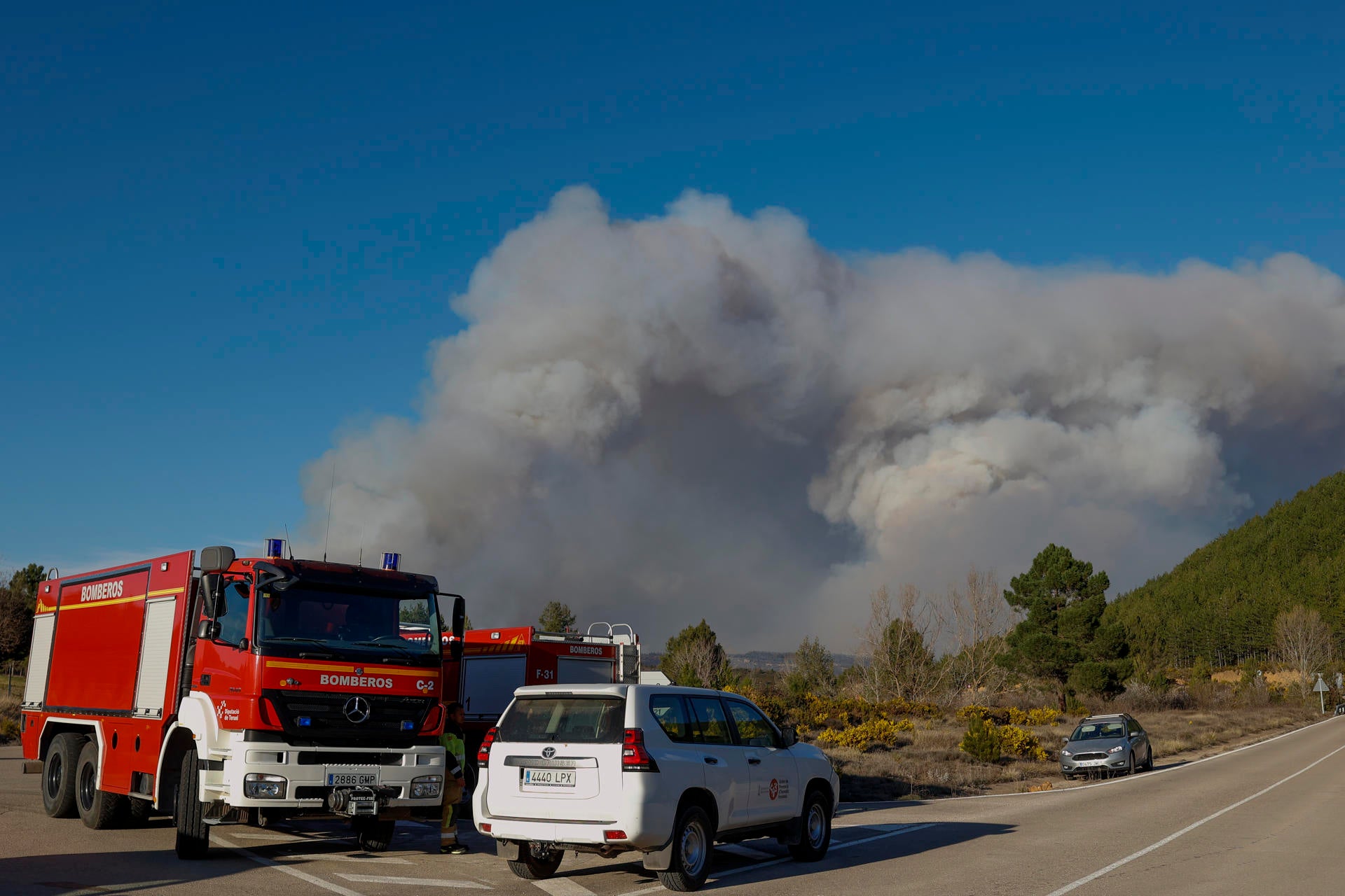 800 desalojados en un incendio forestal que afecta a las provincias de Castellón y Teruel 800 desalojados en un incendio forestal que afecta a las provincias de Castellón y Teruel