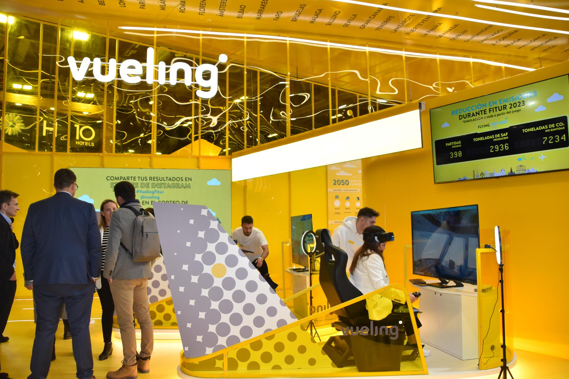 Multa a Vueling por obligar a sus azafatas a llevar tacones y maquillaje Multa a Vueling por obligar a sus azafatas a llevar tacones y maquillaje