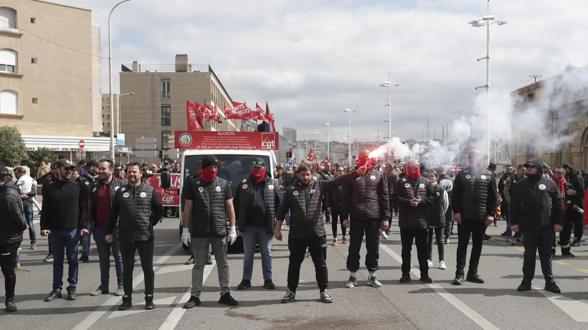 Sindicalistas de la CGT asisten a una manifestación contra la reforma gubernamental del sistema de pensiones, en Marsella, Francia