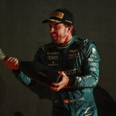 Fernando Alonso, en el podio con Aston Martin.