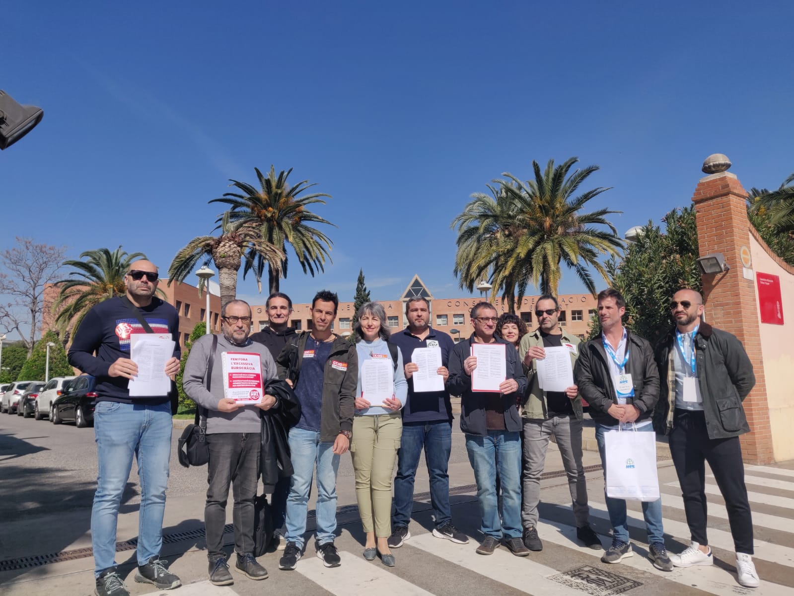 Sindicatos denuncian "sobrecarga" en los centros educativos y piden reducir la burocracia Sindicatos denuncian "sobrecarga" en los centros educativos y piden reducir la burocracia