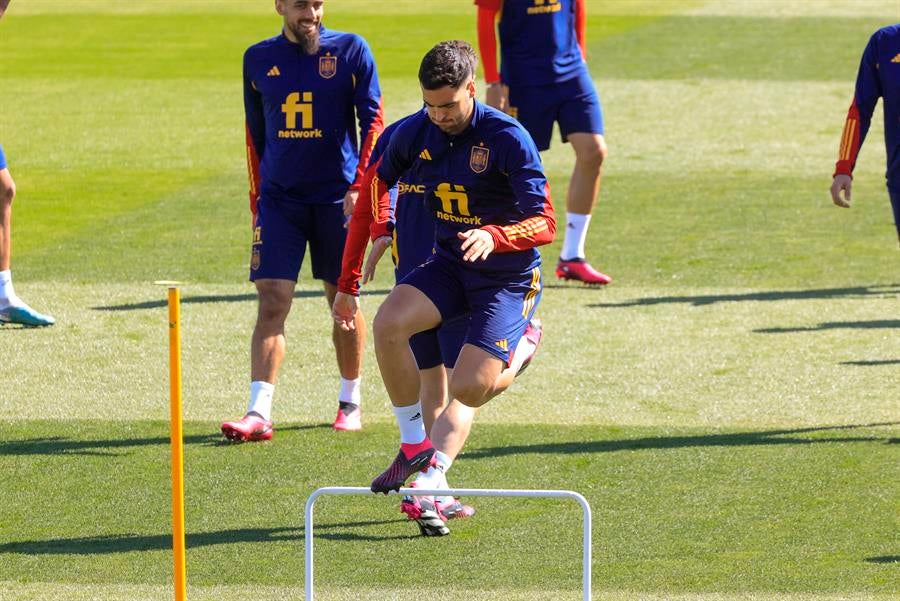 Mikel Merino: "Luis de la Fuente tiene muy claro lo que quiere y así nos lo ha dicho" Mikel Merino: "Luis de la Fuente tiene muy claro lo que quiere y así nos lo ha dicho"