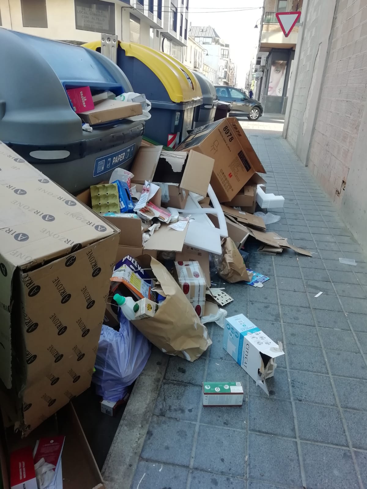 Vecinos de Alzira denuncia la acumulación de basura en la calle después de las Fallas Vecinos de Alzira denuncia la acumulación de basura en la calle después de las Fallas