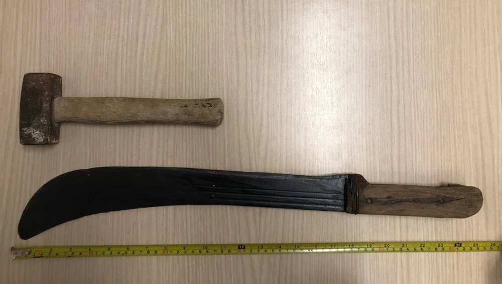 Un martillo y un machete incautados a los detenidos