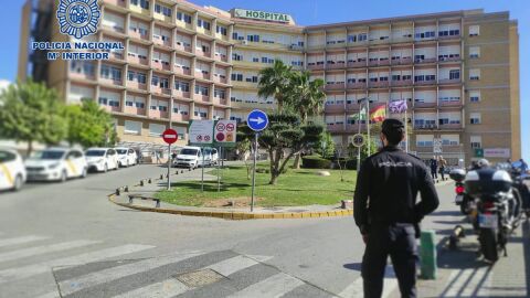 Agente de la Policía Nacional a las puertas del Virgen del Rocío