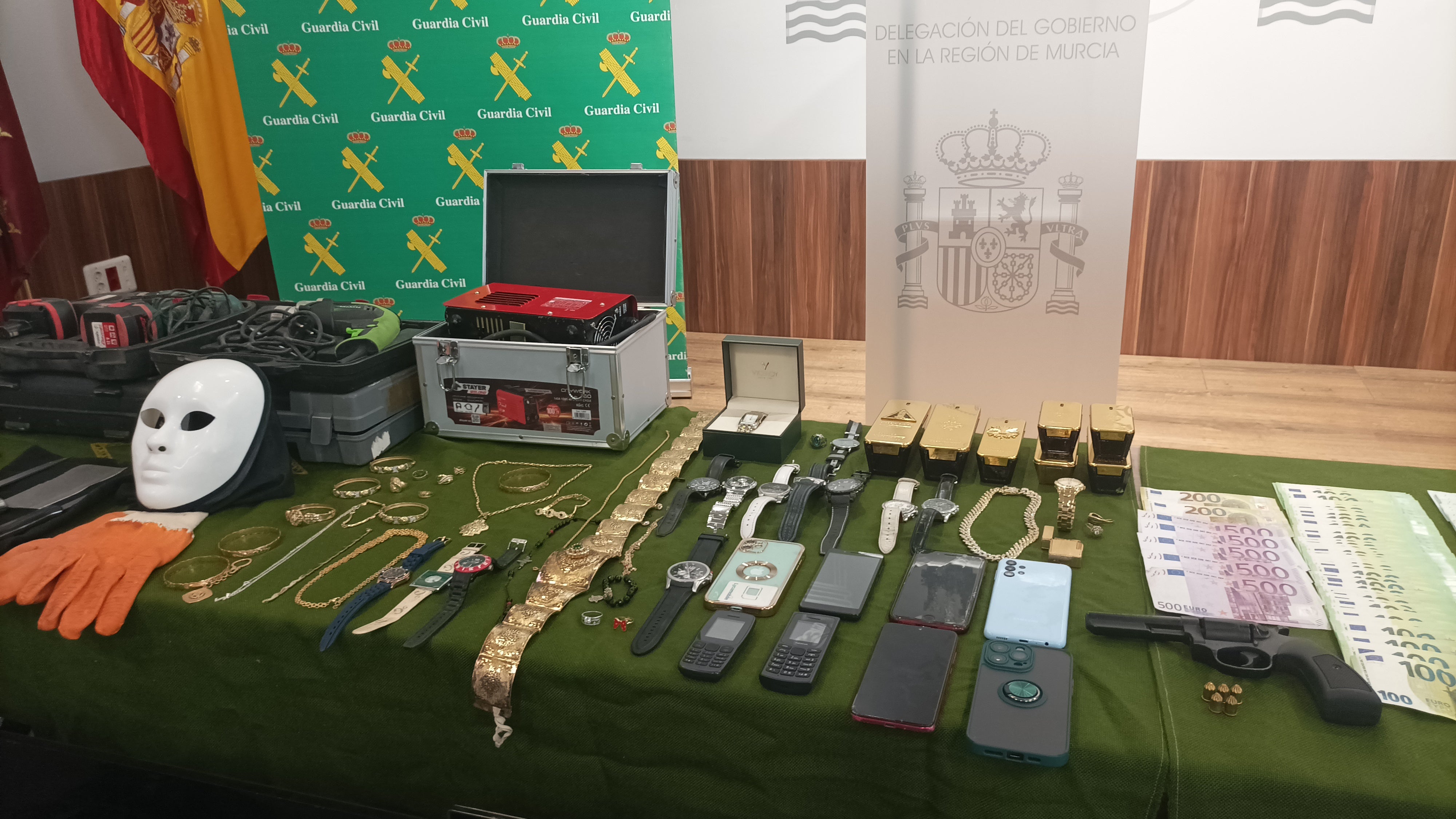 Desarticulada importante organización criminal relacionada con más de una treintena de atracos y robos en comercios y viviendas Desarticulada importante organización criminal relacionada con más de una treintena de atracos y robos en comercios y viviendas