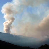 Riesgo 'extremo' de incendio forestal en el suroccidente de Asturias, con tres fuegos aún activos 