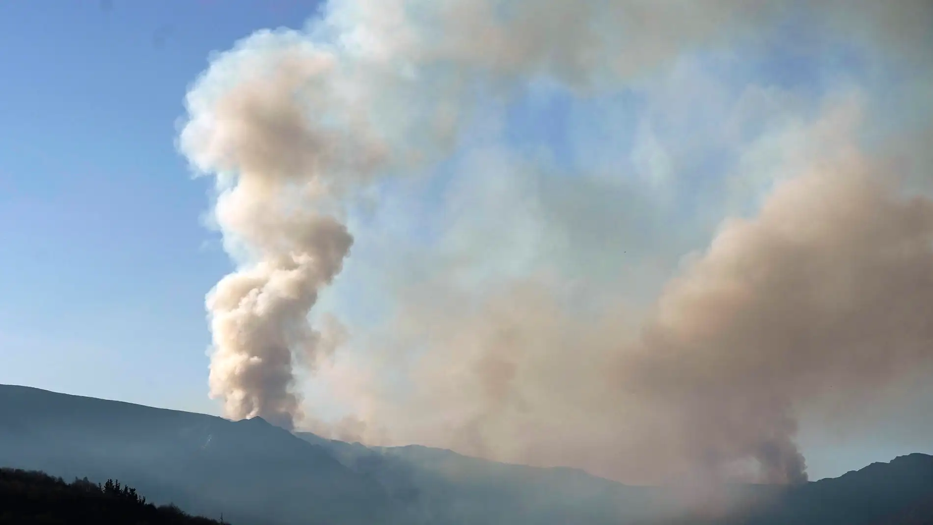 Riesgo 'extremo' de incendio forestal en el suroccidente de Asturias, con tres fuegos aún activos 