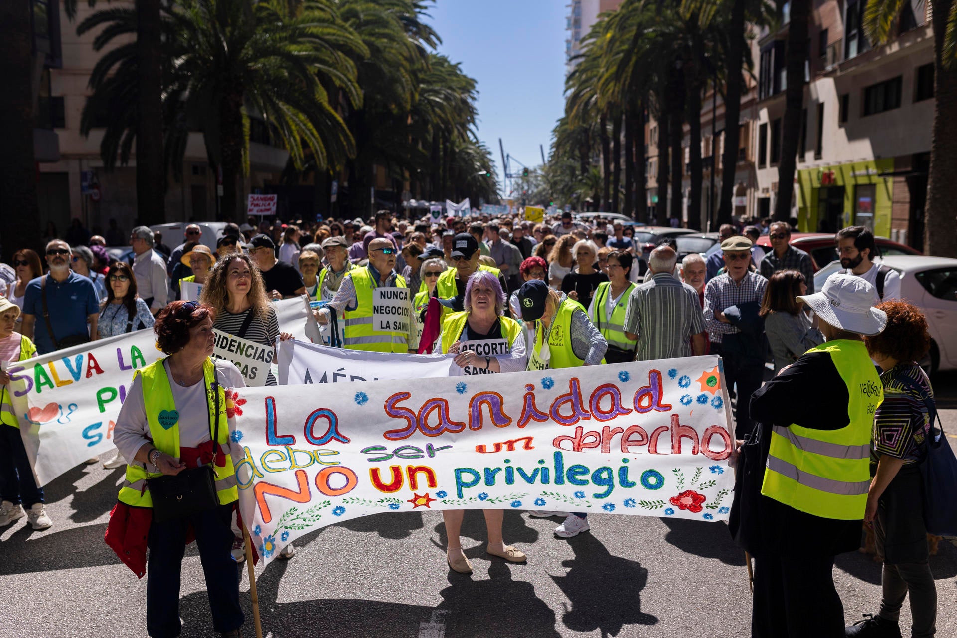 La marea blanca se manifiesta en Andalucía contra la "privatización" de la sanidad La marea blanca se manifiesta en Andalucía contra la "privatización" de la sanidad