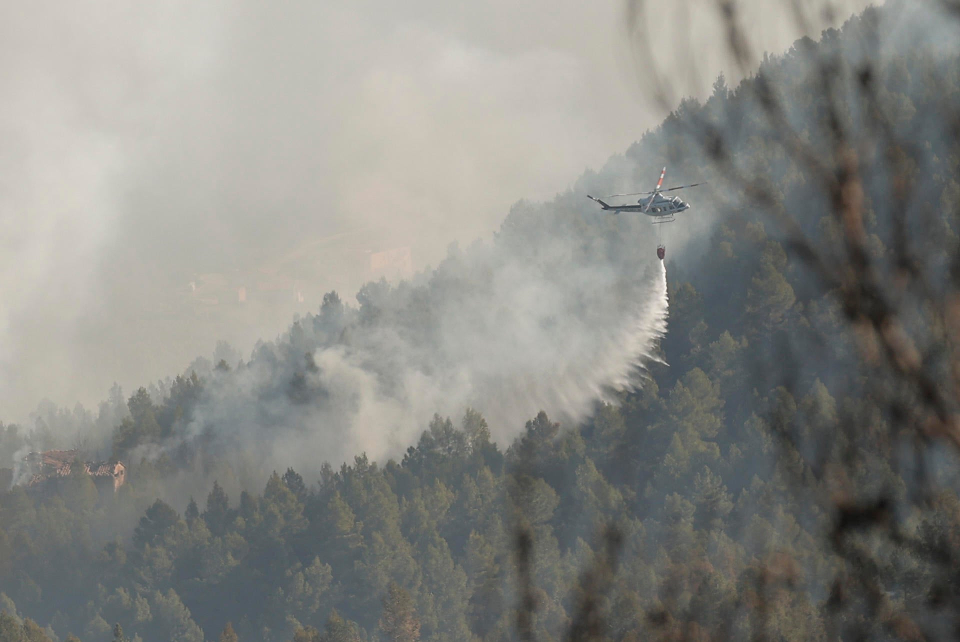 Avances "muy positivos" en las labores de extinción del incendio en Castellón Avances "muy positivos" en las labores de extinción del incendio en Castellón