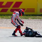 Márquez acude a interesarse por Oliveira tras su accidente en Portugal Márquez acude a interesarse por Oliveira tras su accidente en Portugal