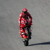 Bagnaia completa el pleno ante Maverick Viñales y Marc Márquez altera la carrera en Portimao Bagnaia completa el pleno ante Maverick Viñales y Marc Márquez altera la carrera en Portimao