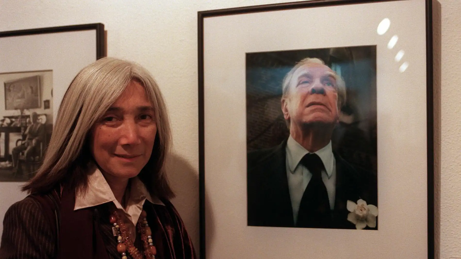 María Kodama junto a una foto de José Luis Borges en una imagen de archivo