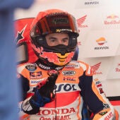 Marc Márquez en el box durante el GP de Portugal
