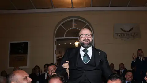 Paquito saliendo a hombros del Teatro Cervantes Paquito saliendo a hombros del Teatro Cervantes