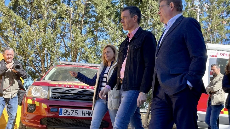 Pedro S&aacute;nchez, en el incendio de Villanueva de Viver en Castell&oacute;n, flanqueado por Ximo Puig, president de la Generalitat Valencia, y Pilar Bernab&eacute;, delegada del Gobierno de la Comunitat Valenciana