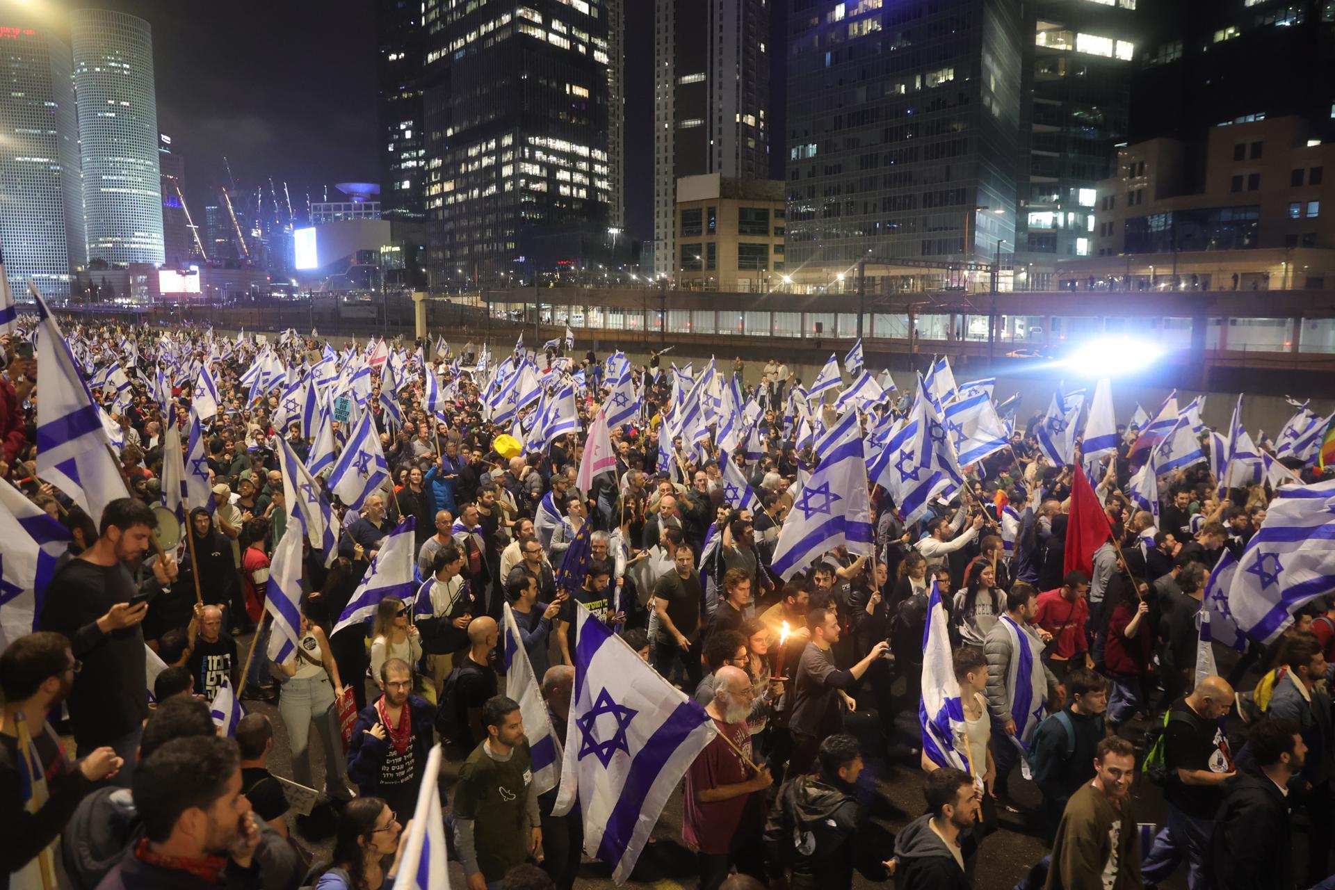 Más de 600.000 personas salen a las calles de Israel para protestar por el cese del ministro de Defensa Más de 600.000 personas salen a las calles de Israel para protestar por el cese del ministro de Defensa