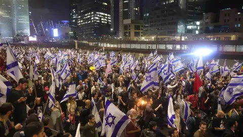 Más de 600.000 personas salen a las calles de Israel para protestar por el cese del ministro de Defensa Más de 600.000 personas salen a las calles de Israel para protestar por el cese del ministro de Defensa