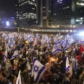 Más de 600.000 personas salen a las calles de Israel para protestar por el cese del ministro de Defensa