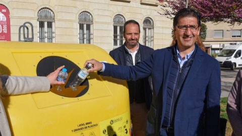 Boadella y Caballero depositas botellas de plástico en un contenedor amarillo