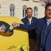 Boadella y Caballero depositas botellas de plástico en un contenedor amarillo Boadella y Caballero depositas botellas de plástico en un contenedor amarillo