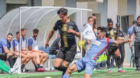 Soldevila intenta avanzar ante un jugador del Amorebieta. Soldevila intenta avanzar ante un jugador del Amorebieta.