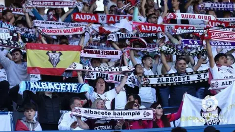 Cerca de medio millar de aficionados albaceteños estuvieron presentes en las gradas de La Romareda Cerca de medio millar de aficionados albaceteños estuvieron presentes en las gradas de La Romareda