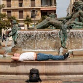 Un joven descansa al sol en Valencia